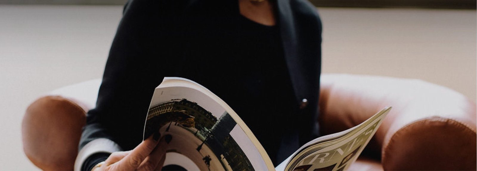 Mujer leyendo BARNES Magazine